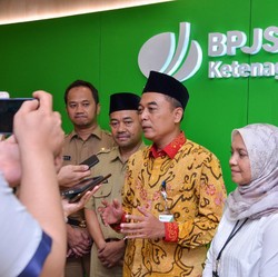 Jelang Lebaran, BPJS Ketenagakerjaan Serahkan Bantuan Banjir di Demak
