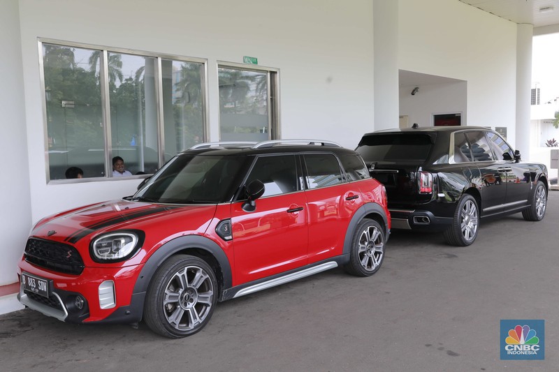 Dua unit mobil mewah sitaan kejagung Mini Cooper berwarna merah dan Rolls-Royce berwarna hitam di kawasan gedung Kejagung RI, Jakarta, Selasa, (2/4). (CNBC Indonesia/Muhammad Sabki) Dua unit mobil mewah sitaan kejagung Mini Cooper berwarna merah dan Rolls-Royce berwarna hitam di kawasan gedung Kejagung RI, Jakarta, Selasa, (2/4). (CNBC Indonesia/Muhammad Sabki)