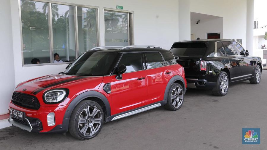 Dua unit mobil mewah sitaan kejagung Mini Cooper berwarna merah dan Rolls-Royce berwarna hitam di kawasan gedung Kejagung RI, Jakarta, Selasa, (2/4). (CNBC Indonesia/Muhammad Sabki)