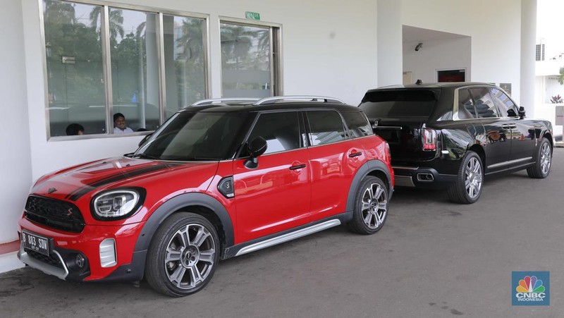 Dua unit mobil mewah sitaan kejagung Mini Cooper berwarna merah dan Rolls-Royce berwarna hitam di kawasan gedung Kejagung RI, Jakarta, Selasa, (2/4). (CNBC Indonesia/Muhammad Sabki)