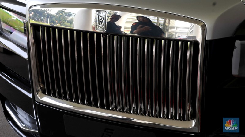 Dua unit mobil mewah sitaan kejagung Mini Cooper berwarna merah dan Rolls-Royce berwarna hitam di kawasan gedung Kejagung RI, Jakarta, Selasa, (2/4). (CNBC Indonesia/Muhammad Sabki) Dua unit mobil mewah sitaan kejagung Mini Cooper berwarna merah dan Rolls-Royce berwarna hitam di kawasan gedung Kejagung RI, Jakarta, Selasa, (2/4). (CNBC Indonesia/Muhammad Sabki)