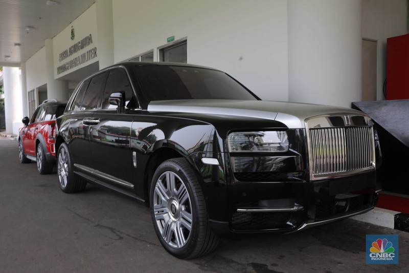Dua unit mobil mewah sitaan kejagung Mini Cooper berwarna merah dan Rolls-Royce berwarna hitam di kawasan gedung Kejagung RI, Jakarta, Selasa, (2/4). (CNBC Indonesia/Muhammad Sabki)