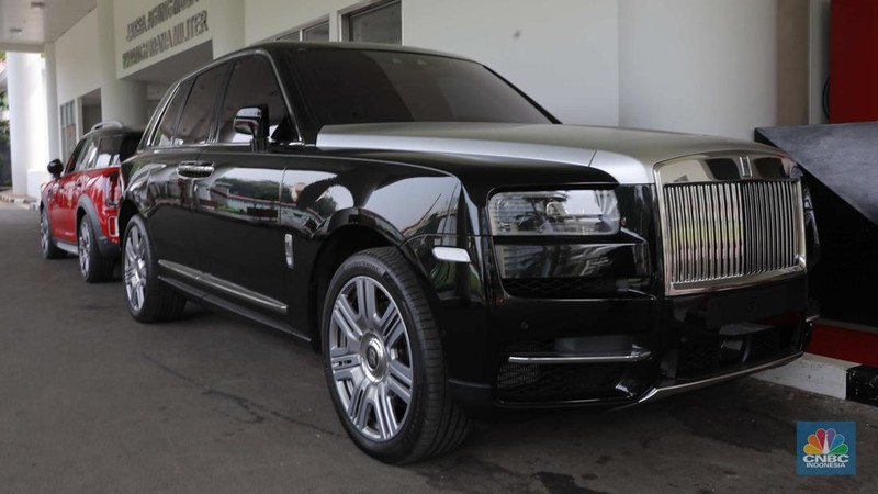 Dua unit mobil mewah sitaan kejagung Mini Cooper berwarna merah dan Rolls-Royce berwarna hitam di kawasan gedung Kejagung RI, Jakarta, Selasa, (2/4). (CNBC Indonesia/Muhammad Sabki)