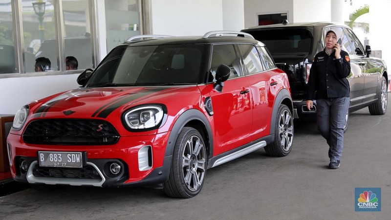 Dua unit mobil mewah sitaan kejagung Mini Cooper berwarna merah dan Rolls-Royce berwarna hitam di kawasan gedung Kejagung RI, Jakarta, Selasa, (2/4). (CNBC Indonesia/Muhammad Sabki)