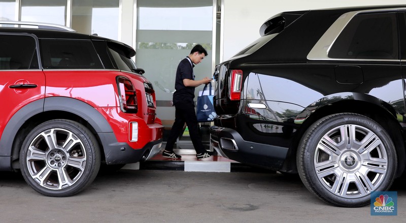 Dua unit mobil mewah sitaan kejagung Mini Cooper berwarna merah dan Rolls-Royce berwarna hitam di kawasan gedung Kejagung RI, Jakarta, Selasa, (2/4). (CNBC Indonesia/Muhammad Sabki) Dua unit mobil mewah sitaan kejagung Mini Cooper berwarna merah dan Rolls-Royce berwarna hitam di kawasan gedung Kejagung RI, Jakarta, Selasa, (2/4). (CNBC Indonesia/Muhammad Sabki)