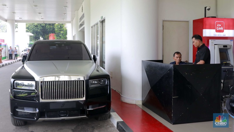 Dua unit mobil mewah sitaan kejagung Mini Cooper berwarna merah dan Rolls-Royce berwarna hitam di kawasan gedung Kejagung RI, Jakarta, Selasa, (2/4). (CNBC Indonesia/Muhammad Sabki) Dua unit mobil mewah sitaan kejagung Mini Cooper berwarna merah dan Rolls-Royce berwarna hitam di kawasan gedung Kejagung RI, Jakarta, Selasa, (2/4). (CNBC Indonesia/Muhammad Sabki)