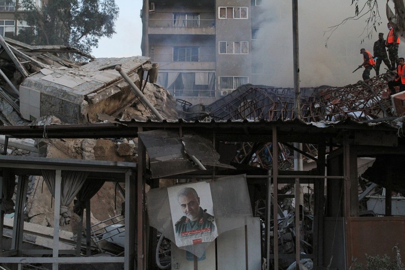 Asap mengepul setelah apa yang disebut media Iran sebagai serangan Israel terhadap gedung dekat kedutaan Iran di Damaskus, Suriah 1 April 2024. (REUTERS/Firas Makdesi) TPX IMAGES OF THE DAY