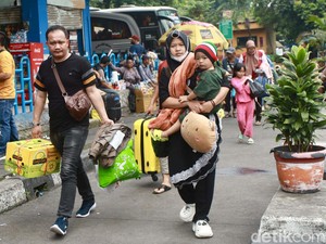 Pemudik Mulai Ramaikan Terminal Kampung Rambutan