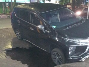 Halaman Minimarket di Malang Tiba-tiba Ambles, Xpander Nyaris Terperosok