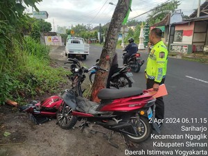 Brakk! 2 Pelajar Boncengan Motor Tabrak Pohon di Palagan Sleman