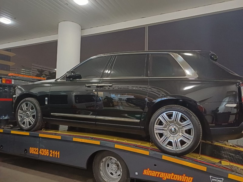 Dua unit mobil mewah sitaan kejagung Mini Cooper berwarna merah dan Rolls-Royce berwarna hitam di kawasan gedung Kejagung RI, Jakarta, Selasa, (2/4). (CNBC Indonesia/Muhammad Sabki) Dua unit mobil mewah sitaan kejagung Mini Cooper berwarna merah dan Rolls-Royce berwarna hitam di kawasan gedung Kejagung RI, Jakarta, Selasa, (2/4). (CNBC Indonesia/Muhammad Sabki)
