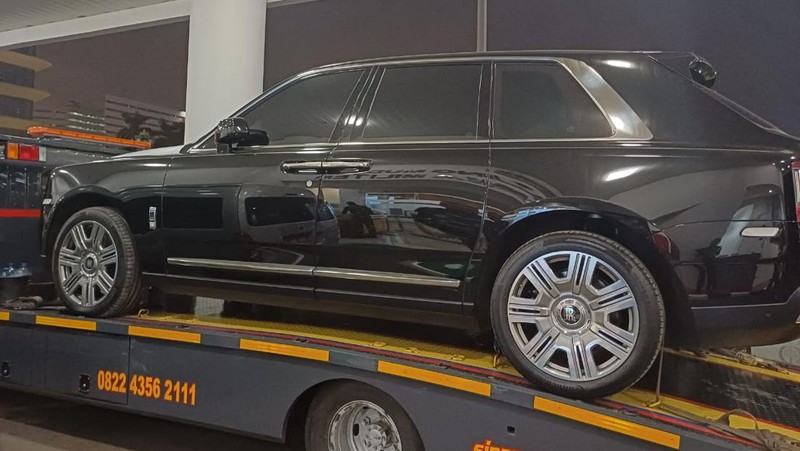 Dua unit mobil mewah sitaan kejagung Mini Cooper berwarna merah dan Rolls-Royce berwarna hitam di kawasan gedung Kejagung RI, Jakarta, Selasa, (2/4). (CNBC Indonesia/Muhammad Sabki)