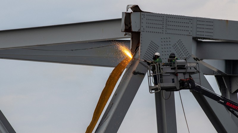 Puing-puing jembatan Francis Scott Key terletak di seberang dek kapal kargo Dali saat pekerjaan penyelamatan berlanjut, di Baltimore, Maryland, AS, 1 April 2024. Puing-puing jembatan Francis Scott Key terletak di seberang dek kapal kargo Dali saat pekerjaan penyelamatan berlanjut, di Baltimore, Maryland, AS, 1 April 2024. (REUTERS/Julia Nikhinson)