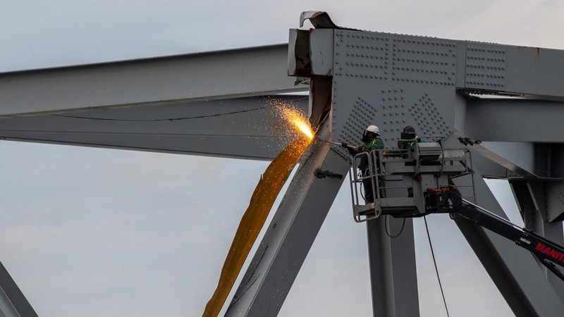 Puing-puing jembatan Francis Scott Key terletak di seberang dek kapal kargo Dali saat pekerjaan penyelamatan berlanjut, di Baltimore, Maryland, AS, 1 April 2024. (REUTERS/Julia Nikhinson)