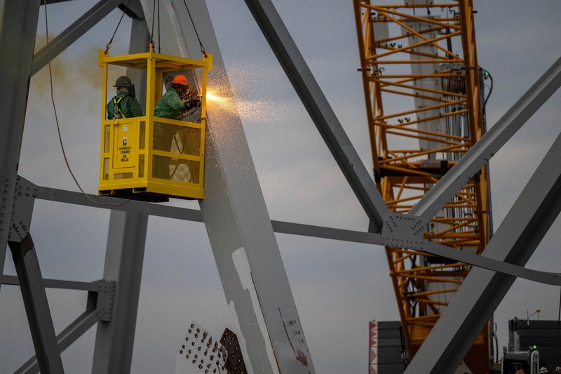 Puing-puing jembatan Francis Scott Key terletak di seberang dek kapal kargo Dali saat pekerjaan penyelamatan berlanjut, di Baltimore, Maryland, AS, 1 April 2024. Puing-puing jembatan Francis Scott Key terletak di seberang dek kapal kargo Dali saat pekerjaan penyelamatan berlanjut, di Baltimore, Maryland, AS, 1 April 2024. (REUTERS/Julia Nikhinson)