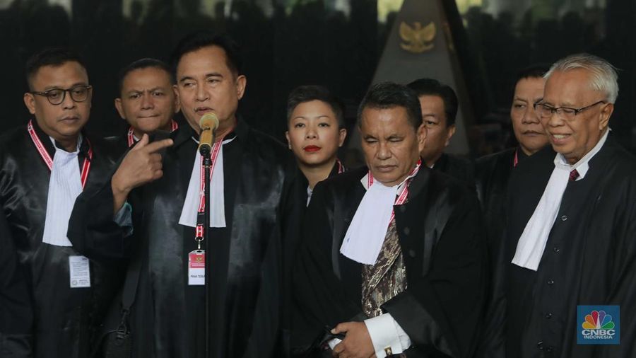 Kuasa Hukum Capres Cawapres Prabowo Gibran dalam sidang perselisihan hasil Pemilu Presiden & Wakil Presiden Tahun 2024 di Gedung Mahkamah Konstitusi pada Selasa, (2/4/2024). (CNBC Indonesia/Muhammad Sabki)