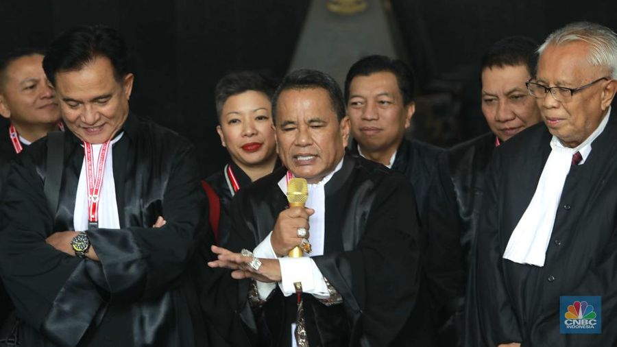 Kuasa Hukum Capres Cawapres Prabowo Gibran dalam sidang perselisihan hasil Pemilu Presiden & Wakil Presiden Tahun 2024 di Gedung Mahkamah Konstitusi pada Selasa, (2/4/2024). (CNBC Indonesia/Muhammad Sabki)