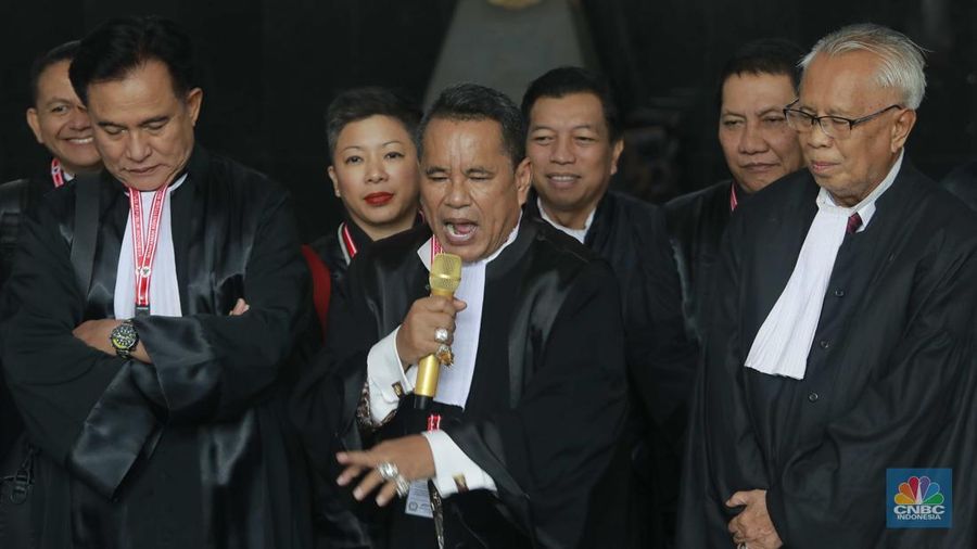 Kuasa Hukum Capres Cawapres Prabowo Gibran dalam sidang perselisihan hasil Pemilu Presiden & Wakil Presiden Tahun 2024 di Gedung Mahkamah Konstitusi pada Selasa, (2/4/2024). (CNBC Indonesia/Muhammad Sabki)