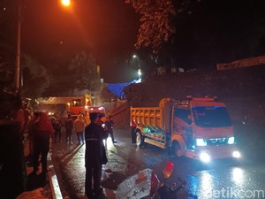 Tebing Dekat Terowongan Sentul Bogor Longsor hingga Tutup Jalan Raya