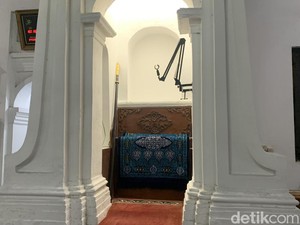 Di Masjid Ini, Khatib Berkhotbah Sambil Pegang Tombak