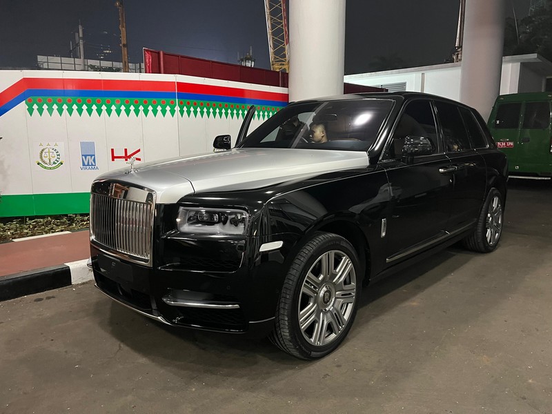 Dua unit mobil mewah sitaan kejagung Mini Cooper berwarna merah dan Rolls-Royce berwarna hitam di kawasan gedung Kejagung RI, Jakarta, Selasa, (2/4). (CNBC Indonesia/Muhammad Sabki) Dua unit mobil mewah sitaan kejagung Mini Cooper berwarna merah dan Rolls-Royce berwarna hitam di kawasan gedung Kejagung RI, Jakarta, Selasa, (2/4). (CNBC Indonesia/Muhammad Sabki)