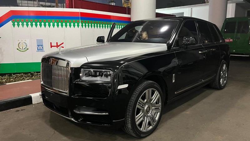 Dua unit mobil mewah sitaan kejagung Mini Cooper berwarna merah dan Rolls-Royce berwarna hitam di kawasan gedung Kejagung RI, Jakarta, Selasa, (2/4). (CNBC Indonesia/Muhammad Sabki)