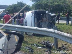 Lexus Terguling di Tol Gempol-Pasuruan karena Sopir Ngantuk, 2 Penumpang Luka