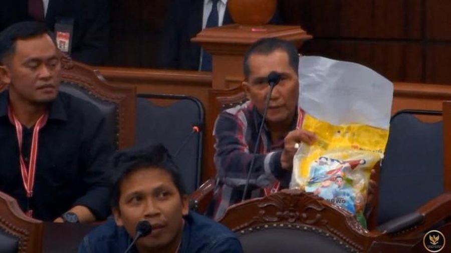 Momen saksi Ganjar tunjukkan karung beras berstiker Prabowo-Gibran di MK. (Dok. YouTube MK)