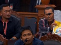 Heboh Saksi Ganjar-Mahfud Pamer Karung Beras Berstiker Prabowo-Gibran