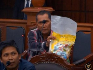 Saksi Ganjar Tunjukkan Karung Beras Berstiker Prabowo-Gibran di MK