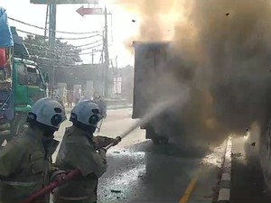 Truk Angkut Sepeda Listrik Terbakar di Jalan Siliwangi Semarang