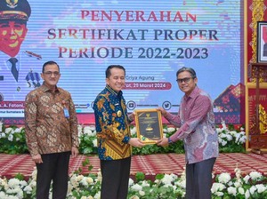Komitmen Jaga Lingkungan, Pusri Diganjar Sertifikat Proper