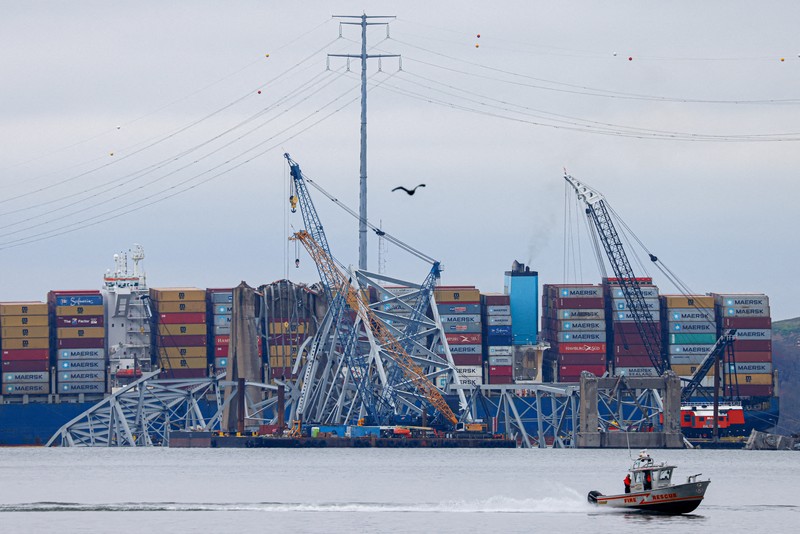 Puing-puing jembatan Francis Scott Key terletak di seberang dek kapal kargo Dali saat pekerjaan penyelamatan berlanjut, di Baltimore, Maryland, AS, 1 April 2024. Puing-puing jembatan Francis Scott Key terletak di seberang dek kapal kargo Dali saat pekerjaan penyelamatan berlanjut, di Baltimore, Maryland, AS, 1 April 2024. (REUTERS/Julia Nikhinson)
