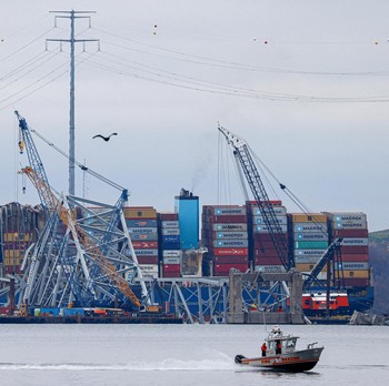 Potret Terbaru Kapal Raksasa Tabrak Jembatan Baltimore sampai Hancur