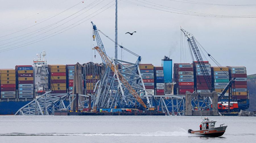 Puing-puing jembatan Francis Scott Key terletak di seberang dek kapal kargo Dali saat pekerjaan penyelamatan berlanjut, di Baltimore, Maryland, AS, 1 April 2024. (REUTERS/Julia Nikhinson)