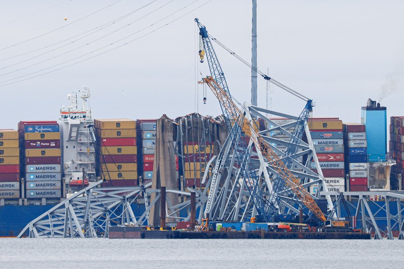 Puing-puing jembatan Francis Scott Key terletak di seberang dek kapal kargo Dali saat pekerjaan penyelamatan berlanjut, di Baltimore, Maryland, AS, 1 April 2024. Puing-puing jembatan Francis Scott Key terletak di seberang dek kapal kargo Dali saat pekerjaan penyelamatan berlanjut, di Baltimore, Maryland, AS, 1 April 2024. (REUTERS/Julia Nikhinson)