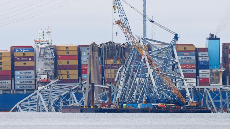 Puing-puing jembatan Francis Scott Key terletak di seberang dek kapal kargo Dali saat pekerjaan penyelamatan berlanjut, di Baltimore, Maryland, AS, 1 April 2024. (REUTERS/Julia Nikhinson)