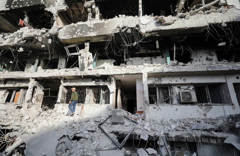 Warga Palestina memeriksa kerusakan di Rumah Sakit Al Shifa setelah pasukan Israel mundur dari Rumah Sakit dan area sekitarnya setelah operasi dua minggu, di tengah konflik yang sedang berlangsung antara Israel dan Hamas, di Kota Gaza 1 April 2024. Warga Palestina memeriksa kerusakan di Rumah Sakit Al Shifa setelah pasukan Israel mundur dari Rumah Sakit dan area sekitarnya setelah operasi dua minggu, di tengah konflik yang sedang berlangsung antara Israel dan Hamas, di Kota Gaza 1 April 2024. (REUTERS/Dawoud Abu Alkas) TPX IMAGES OF THE DAY
