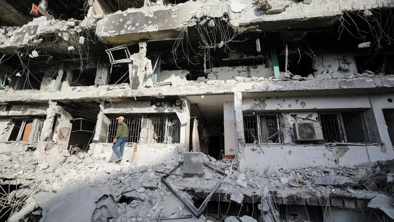 Warga Palestina memeriksa kerusakan di Rumah Sakit Al Shifa setelah pasukan Israel mundur dari Rumah Sakit dan area sekitarnya setelah operasi dua minggu, di tengah konflik yang sedang berlangsung antara Israel dan Hamas, di Kota Gaza 1 April 2024. (REUTERS/Dawoud Abu Alkas) TPX IMAGES OF THE DAY