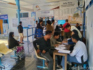 Warga Ramai-ramai Datangi Kantor Pelni di Bima demi Daftar Mudik Gratis