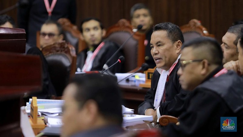 Suasana Sidang lanjutan sengketa Perselisihan Hasil Pemilihan Umum (PHPU) 2024 di ruang sidang MK, Jakarya, Selasa (2/4/2024). (CNBC Indonesia/Muhammad Sabki)