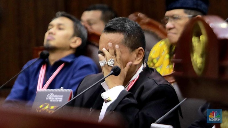 Suasana Sidang lanjutan sengketa Perselisihan Hasil Pemilihan Umum (PHPU) 2024 di ruang sidang MK, Jakarya, Selasa (2/4/2024). (CNBC Indonesia/Muhammad Sabki)