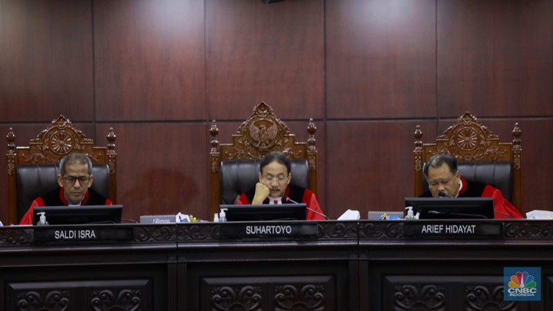 Suasana Sidang lanjutan sengketa Perselisihan Hasil Pemilihan Umum (PHPU) 2024 di ruang sidang MK, Jakarya, Selasa (2/4/2024). (CNBC Indonesia/Muhammad Sabki)