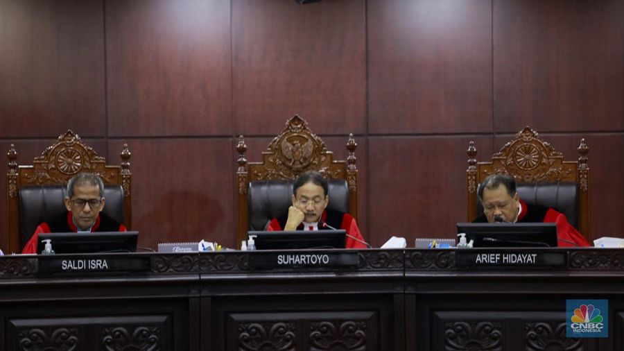 Suasana Sidang lanjutan sengketa Perselisihan Hasil Pemilihan Umum (PHPU) 2024 di ruang sidang MK, Jakarya, Selasa (2/4/2024). (CNBC Indonesia/Muhammad Sabki)