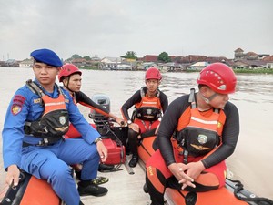 Basarnas Terjunkan Personel Cari Korban Jukung Terbakar di Sungai Musi