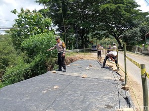 Jalur Rawan Longsor di Ponorogo Ini Masih Bisa Dilewati, Tapi Harus Pelan