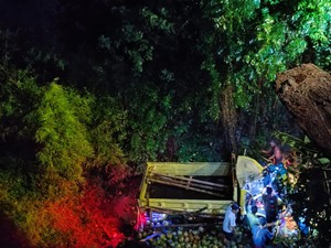 Truk Terjun ke Sungai Akibat Jembatan Ambruk, 1 Tewas-5 Luka