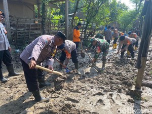 Sisa Lumpur Banjir Bandang Gunung Pandan Madiun Mulai Dibersihkan