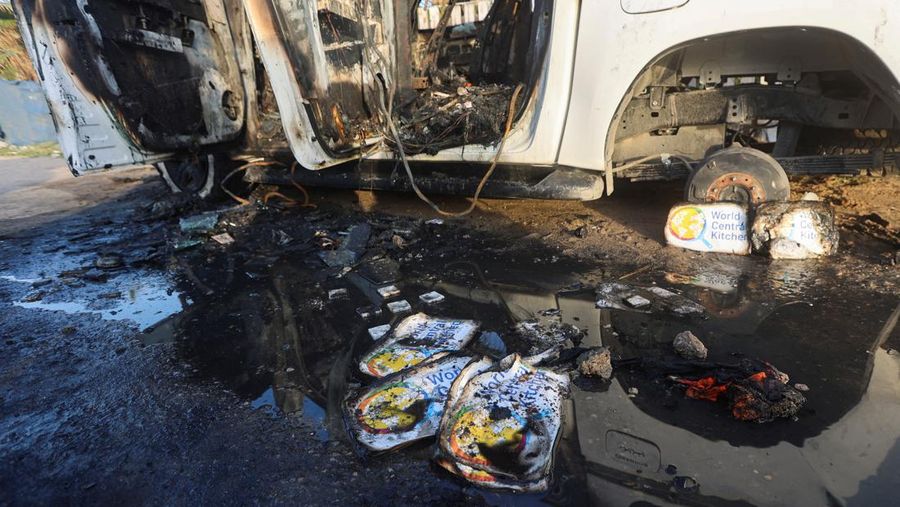 Warga Palestina melihat kendaraan tempat pegawai World Central Kitchen (WCK), termasuk warga asing, tewas dalam serangan udara Israel di Jalur Gaza tengah, 2 April 2024. (REUTERS/Ahmed Zakot)
