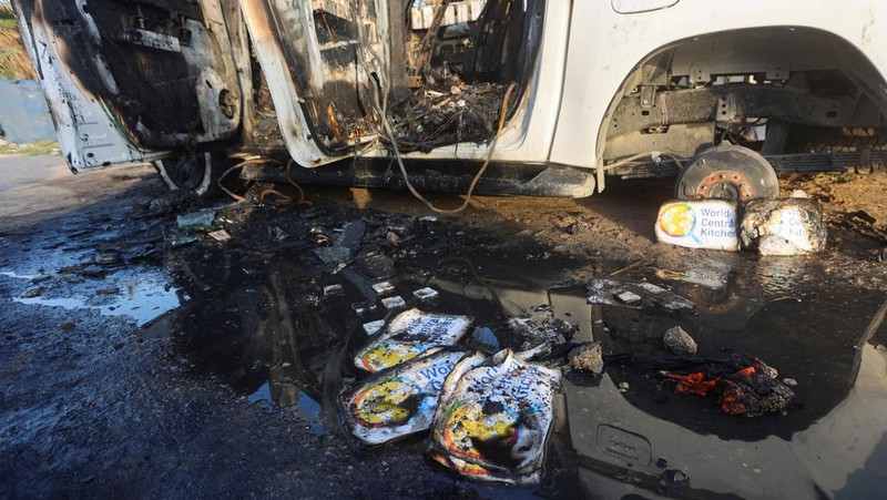 Warga Palestina melihat kendaraan tempat pegawai World Central Kitchen (WCK), termasuk warga asing, tewas dalam serangan udara Israel di Jalur Gaza tengah, 2 April 2024. (REUTERS/Ahmed Zakot)